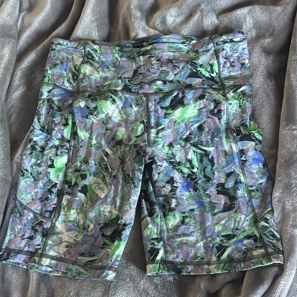 Lululemon Women’s 8 biker shorts workout shorts GUC FLORAL